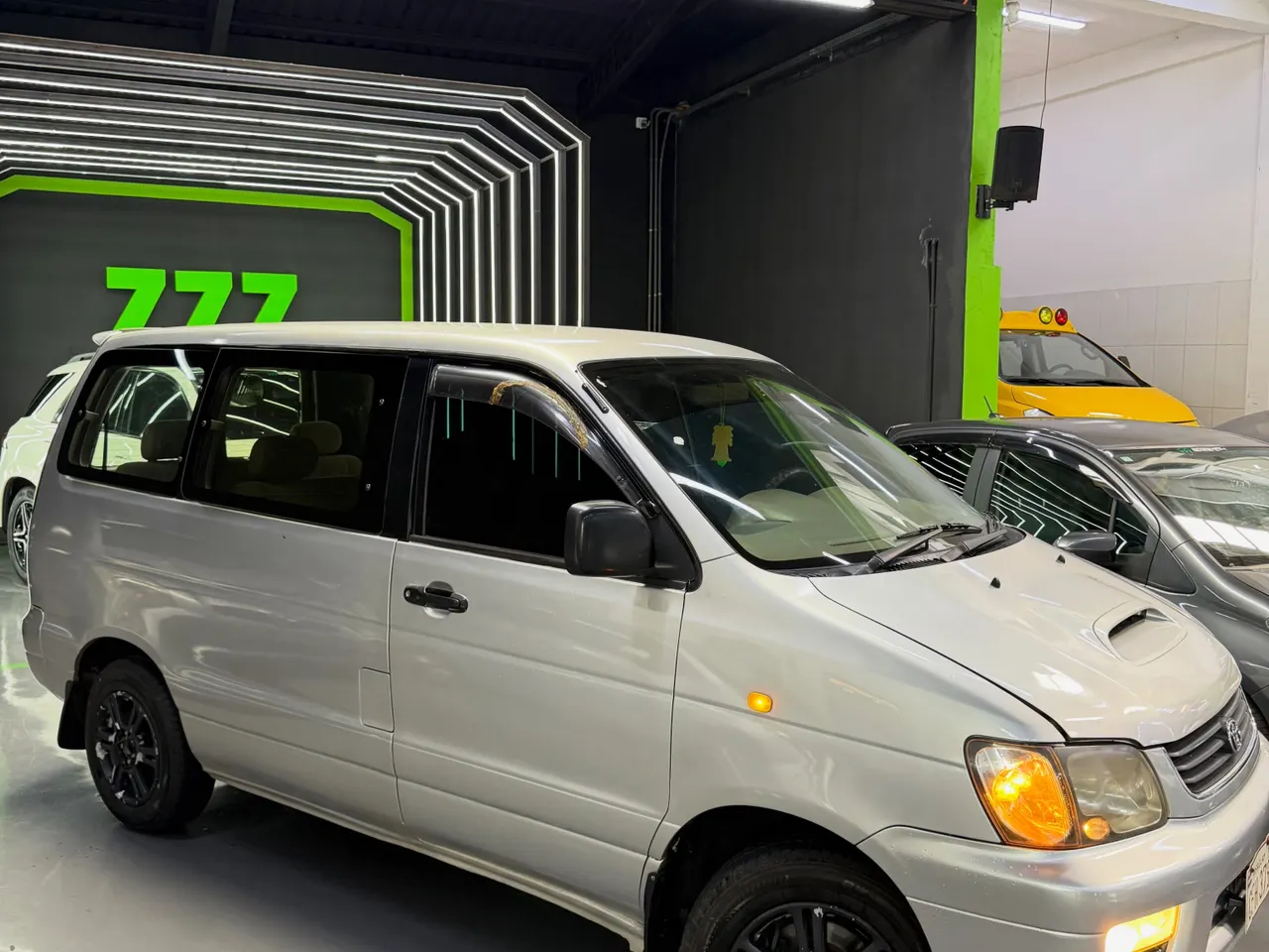 Toyota Noah 2000