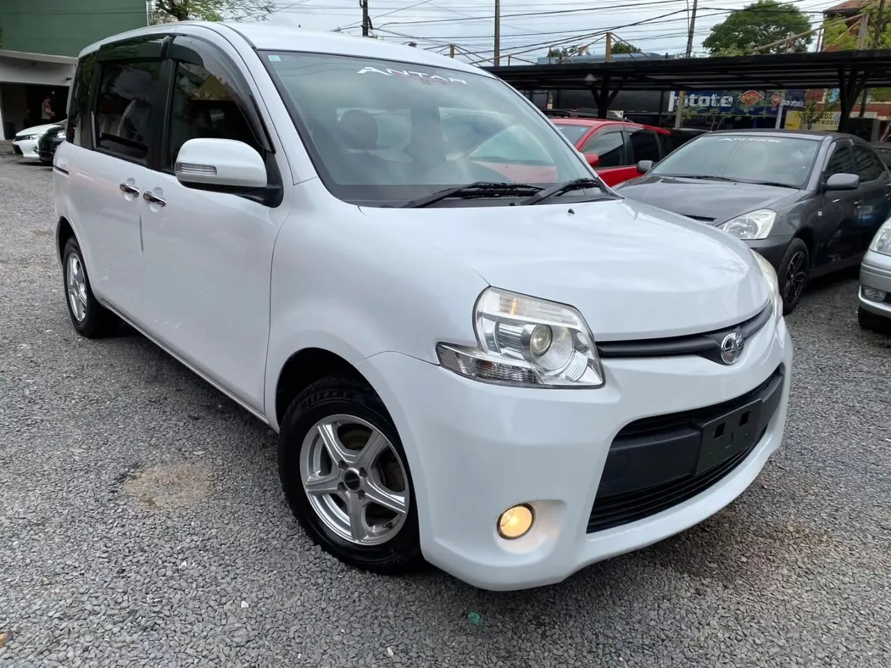 Toyota Sienta 2013