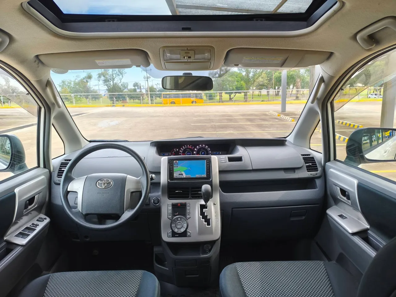 Toyota Noah 2009