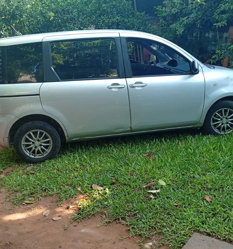 Toyota Sienta 2005