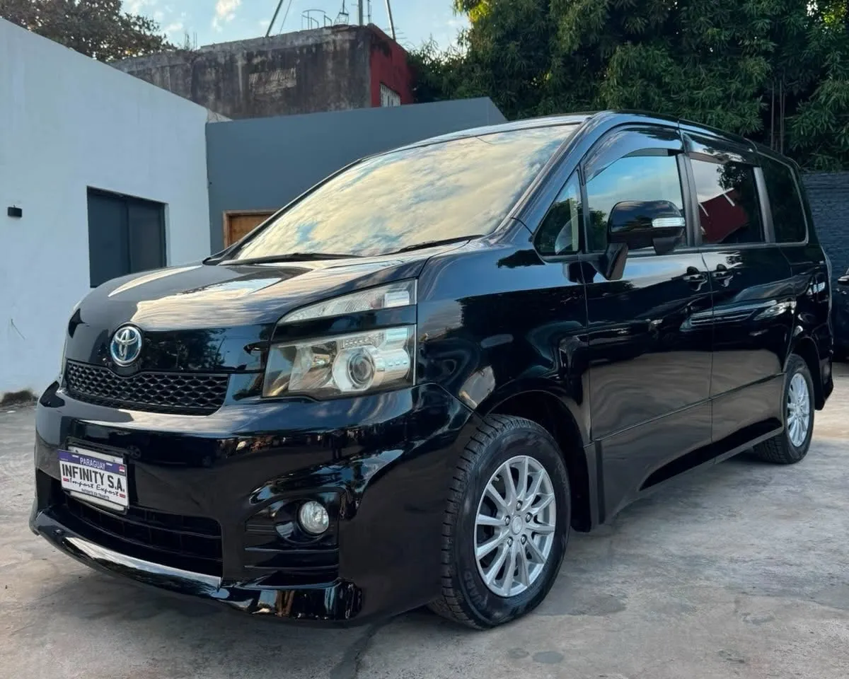 Toyota Voxy 2010