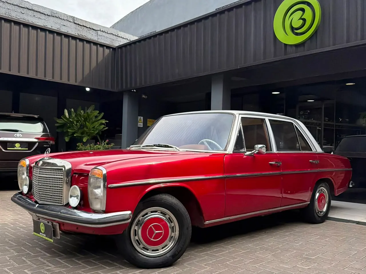 Mercedes-Benz Clase E 1974 240D /8 (W115), probable — confirmar versión exacta