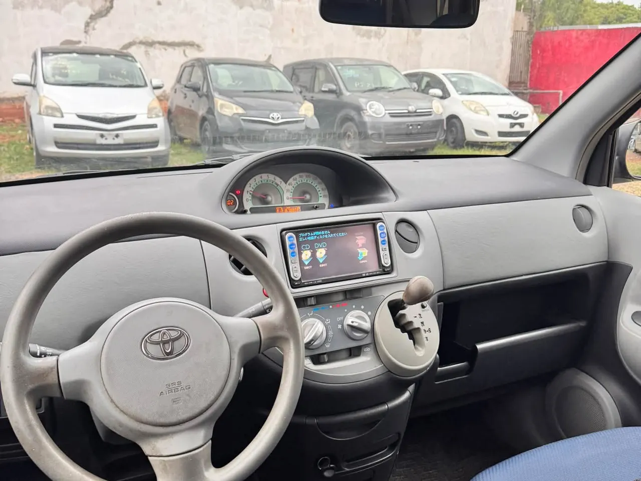 Toyota Sienta 2004