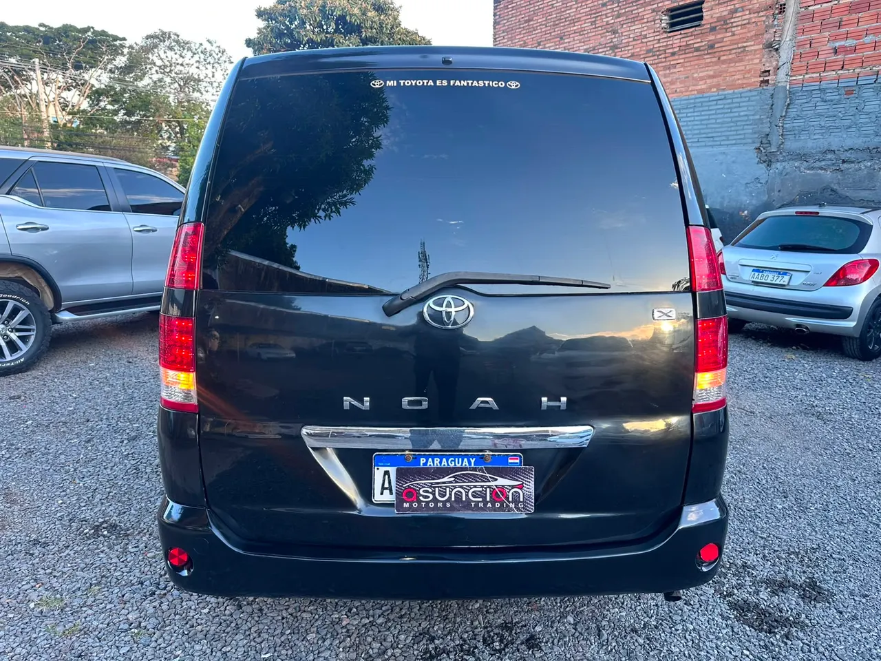 Toyota Noah 2005