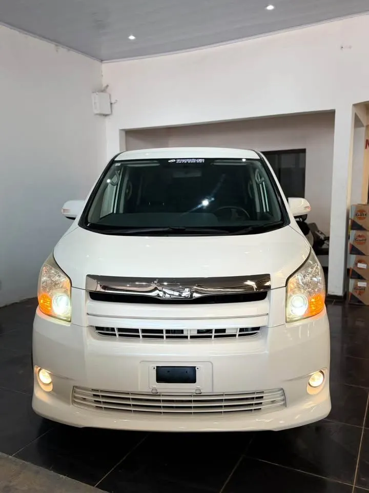 Toyota Noah 2008