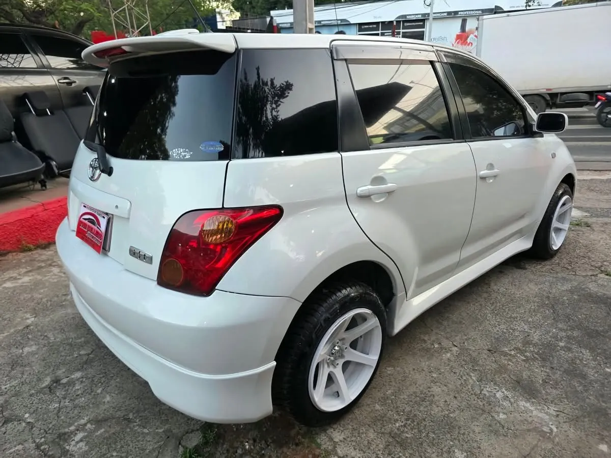 Toyota ist 2003
