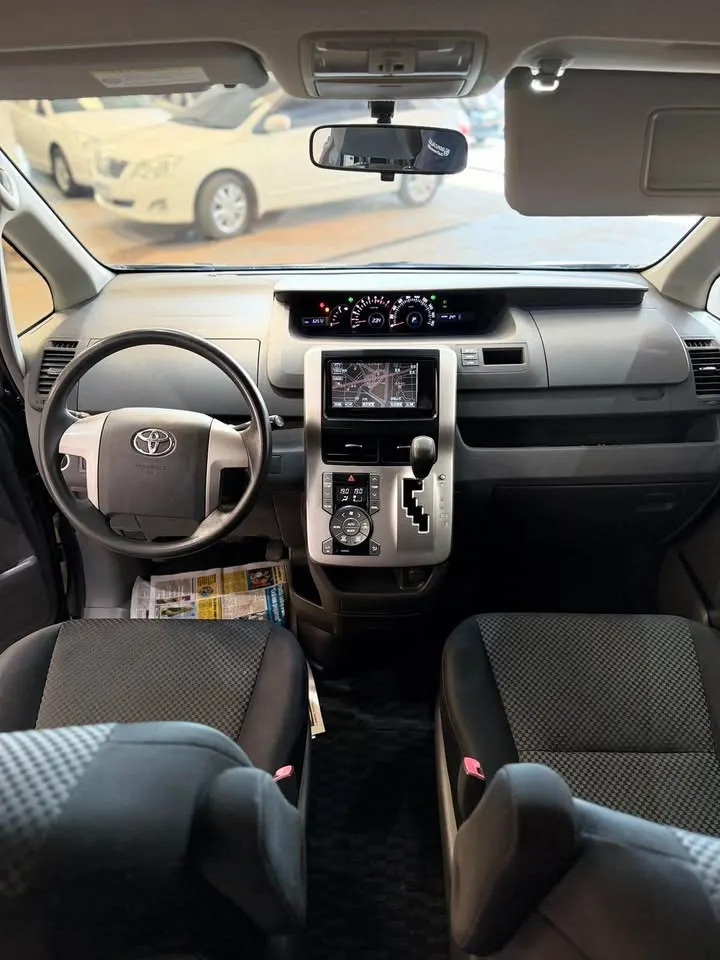 Toyota Noah 2009