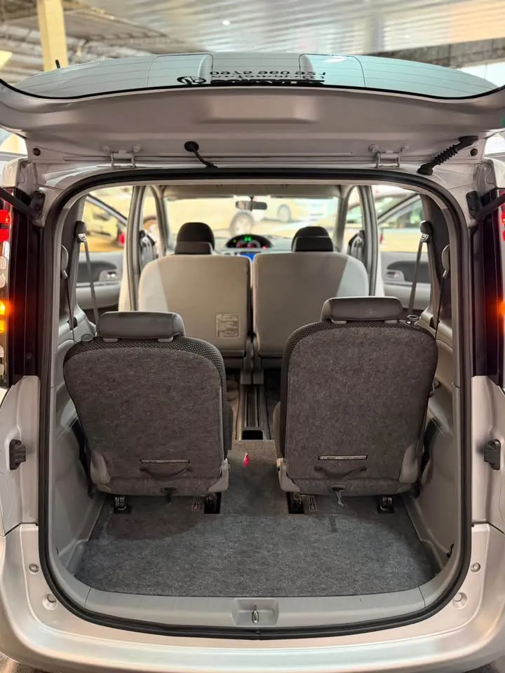 Toyota Sienta 2006