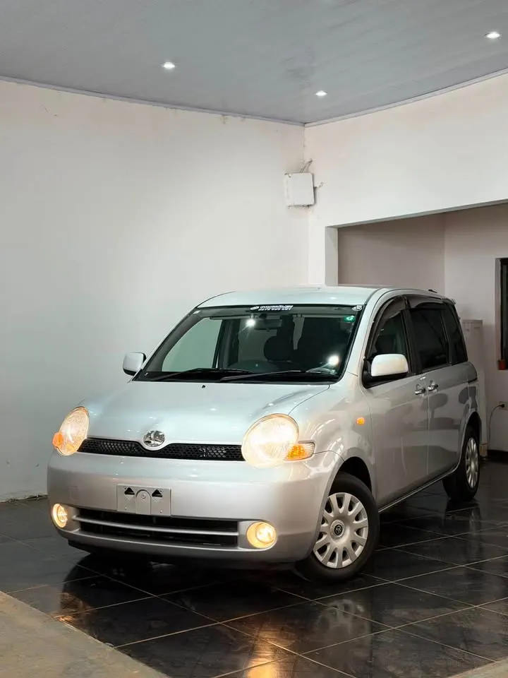 Toyota Sienta 2006
