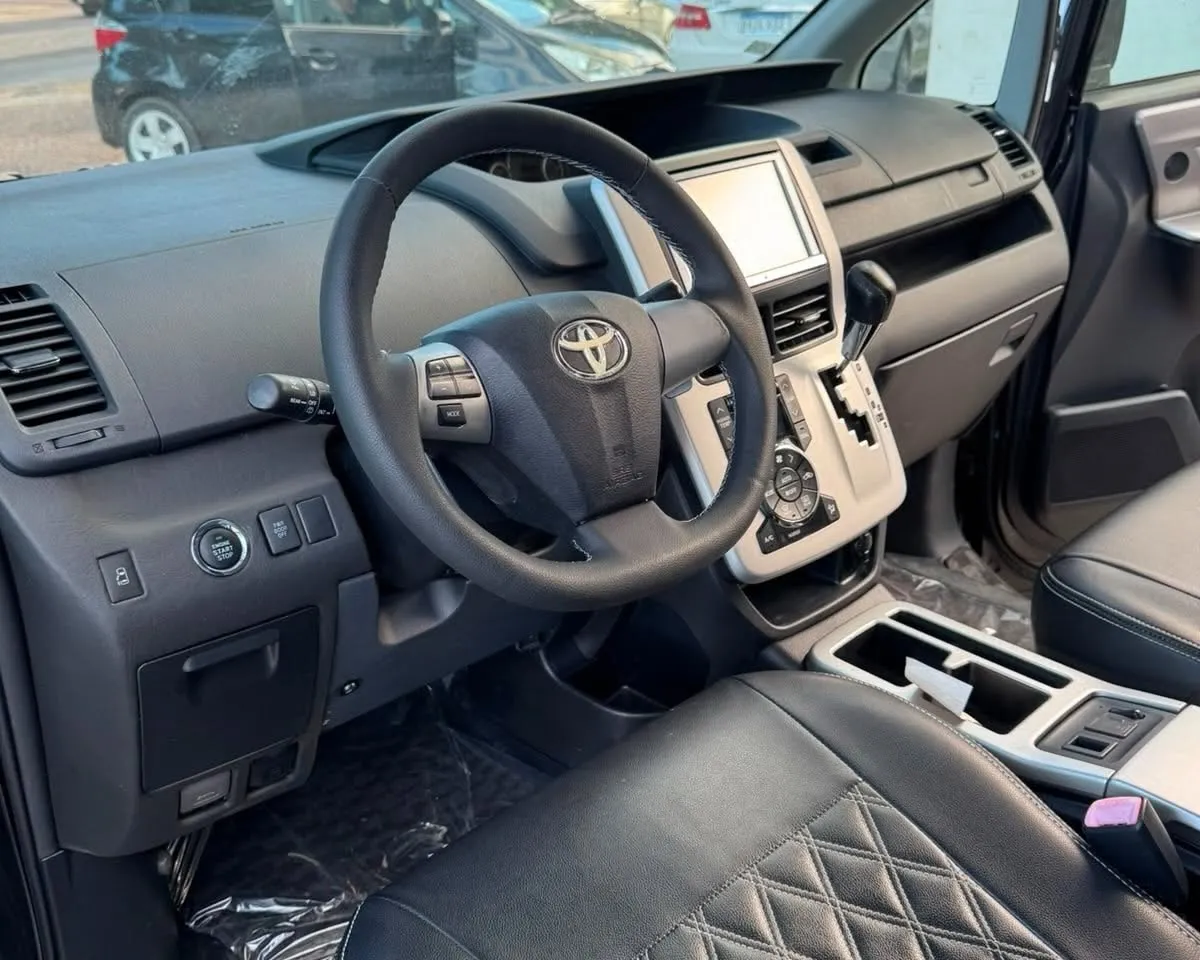 Toyota Voxy 2010