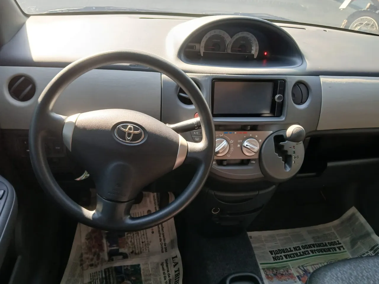 Toyota Sienta 2012