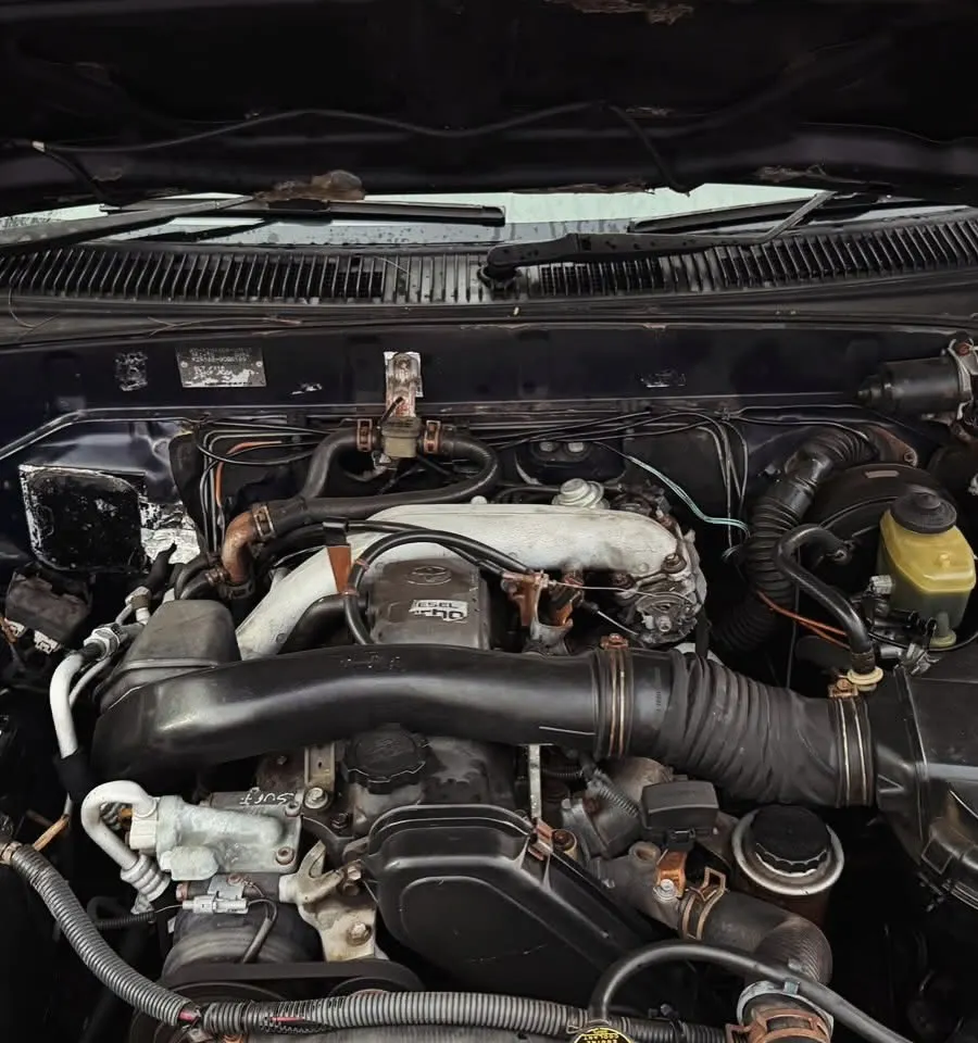Toyota Hilux Surf 1997 3.0 1KZ – bomba sencilla