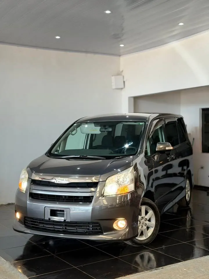 Toyota Noah 2009