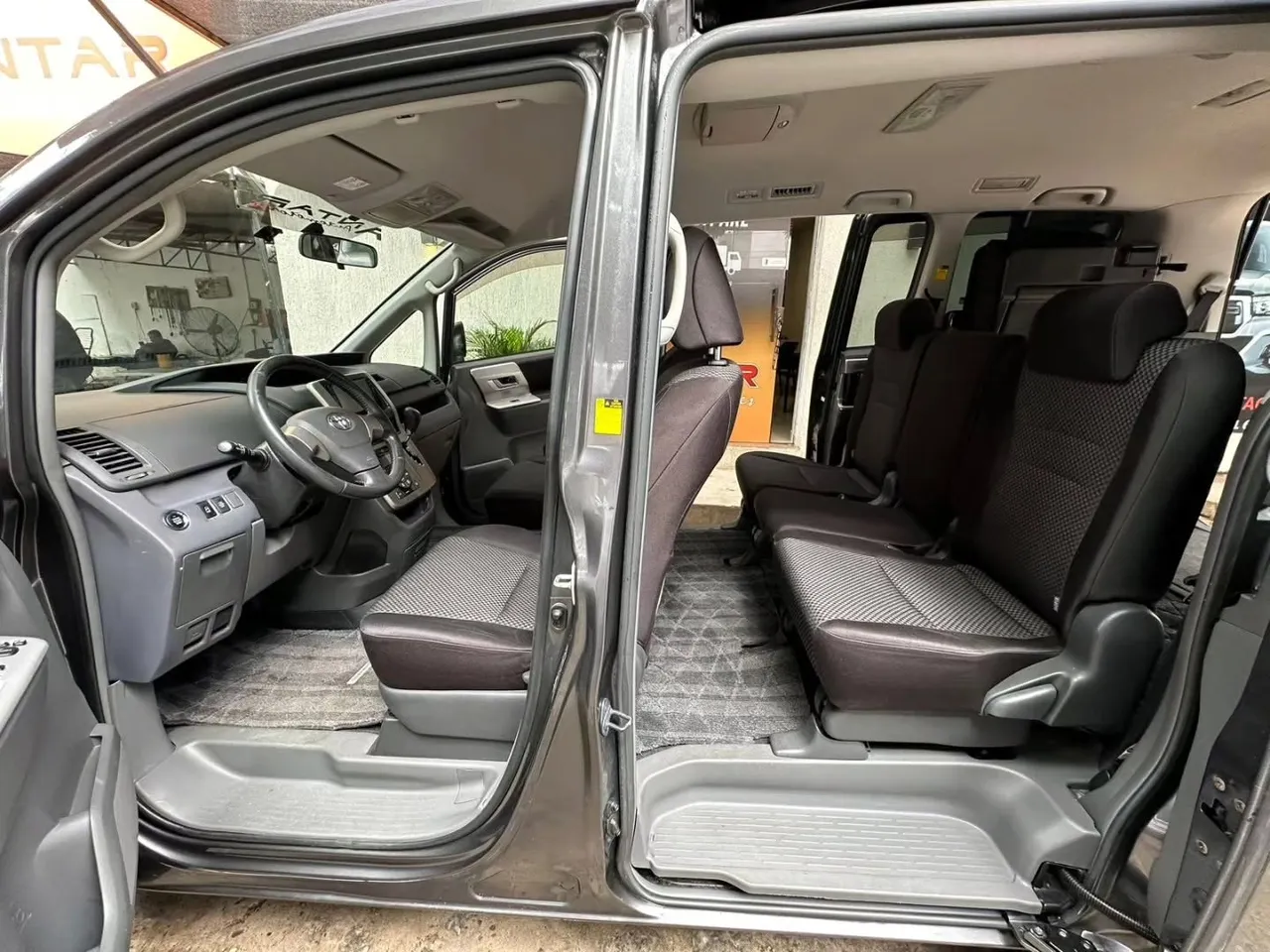 Toyota Noah 2007