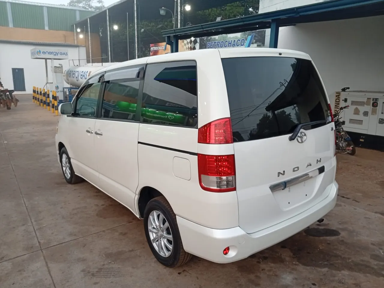 Toyota Noah 2006