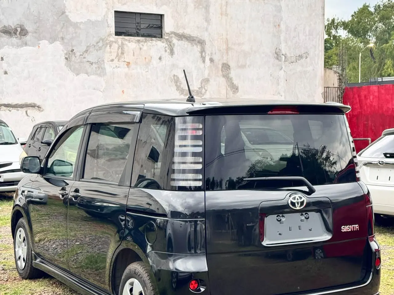 Toyota Sienta 2004