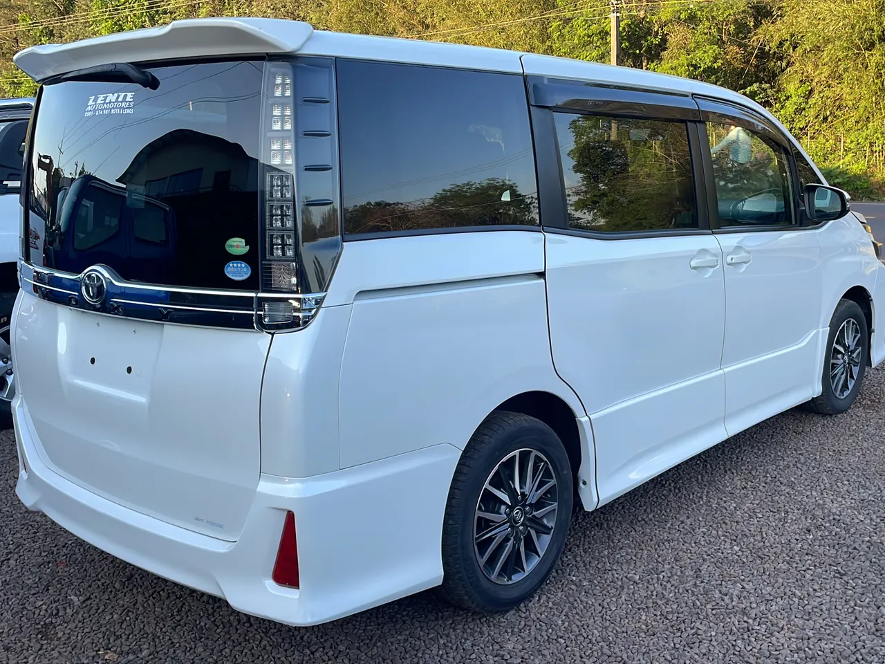 Toyota Voxy 2014 3