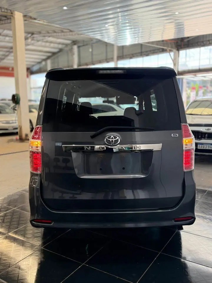 Toyota Noah 2009
