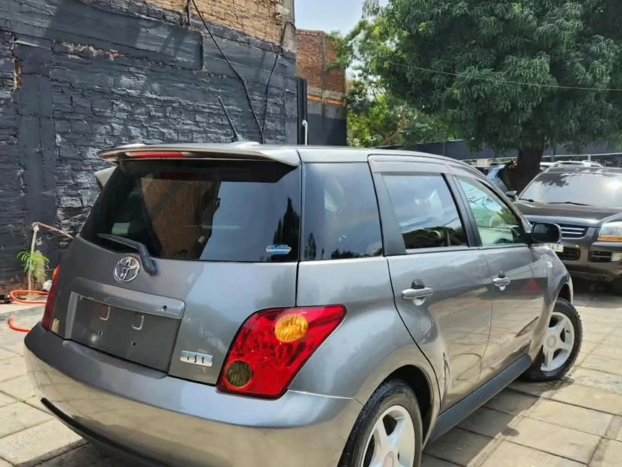 Toyota ist 2002