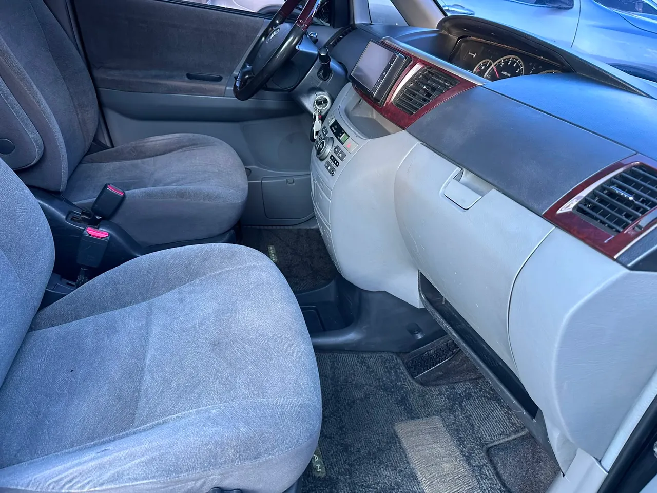 Toyota Noah 2005