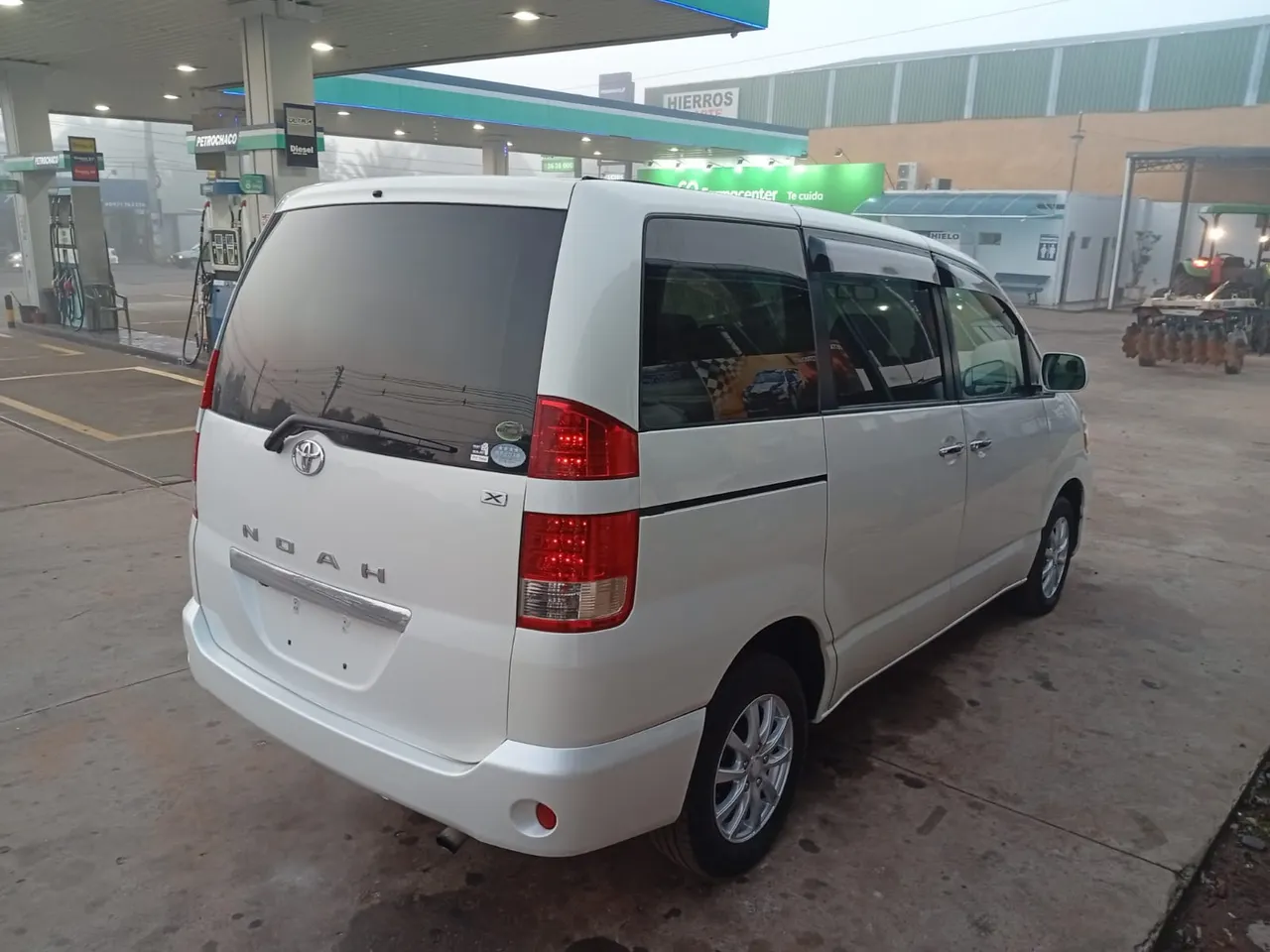 Toyota Noah 2006