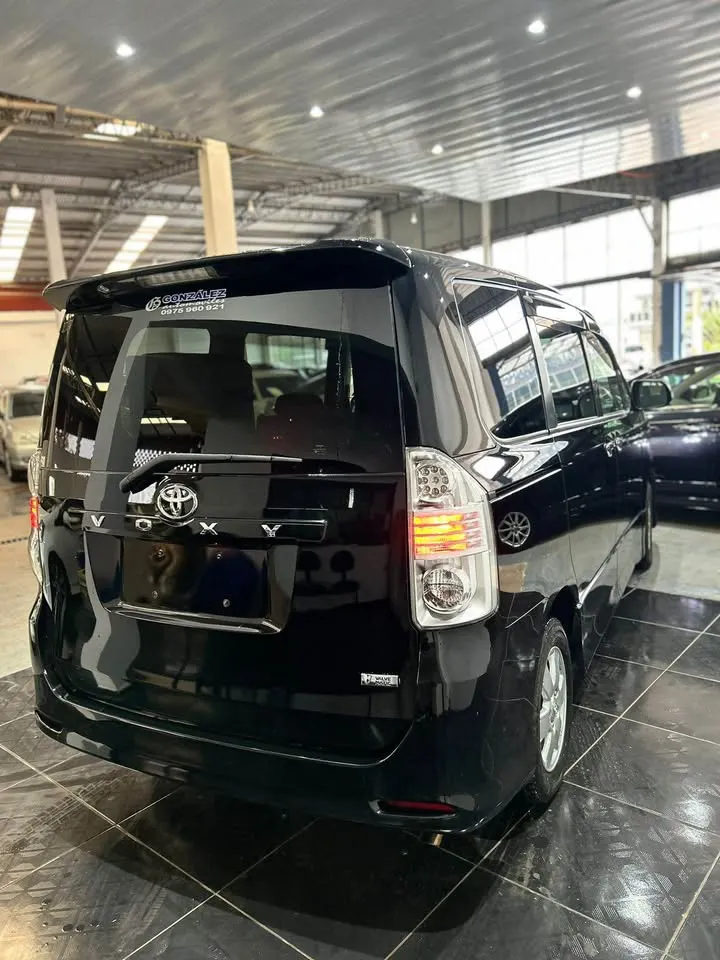 Toyota Voxy 2008