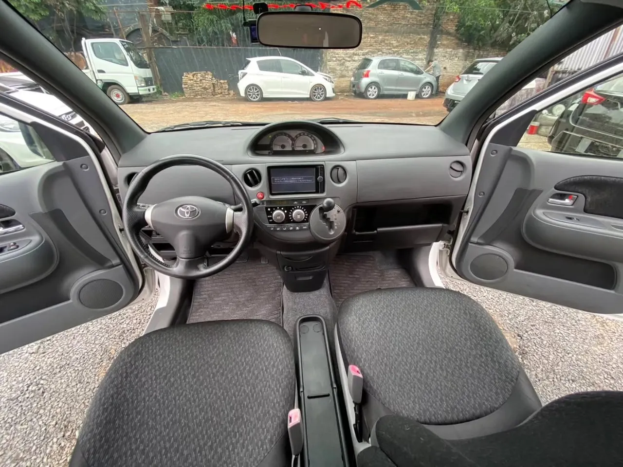 Toyota Sienta 2013