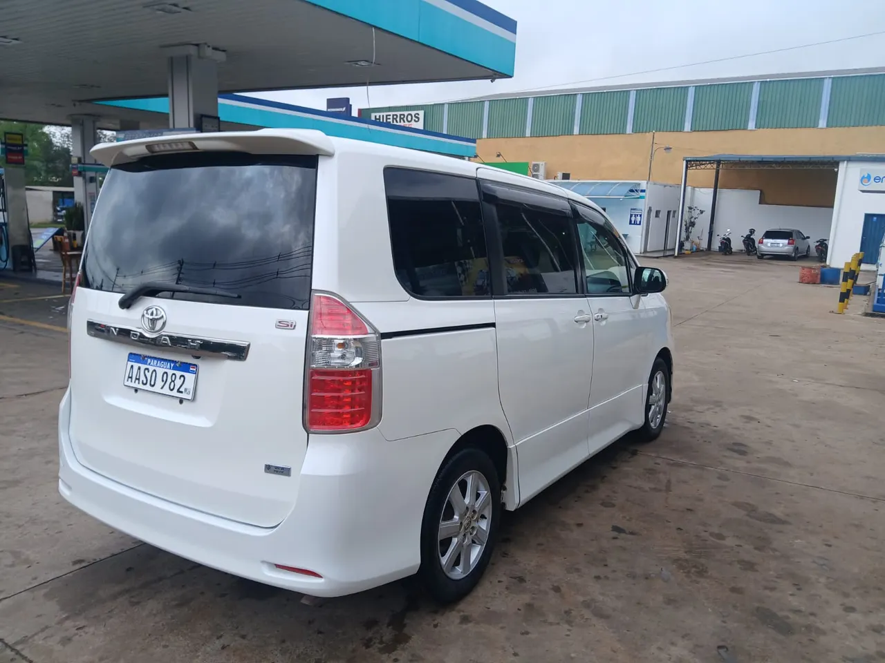 Toyota Noah 2008 1