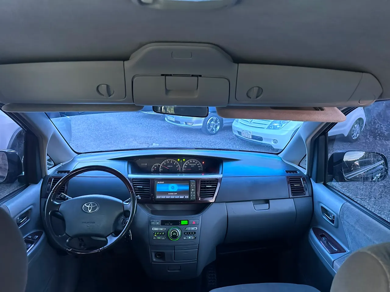 Toyota Noah 2005