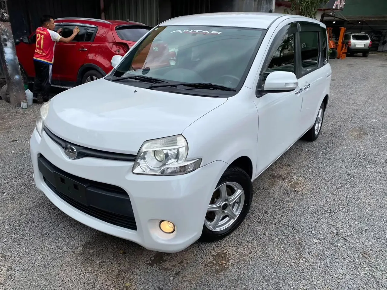 Toyota Sienta 2013