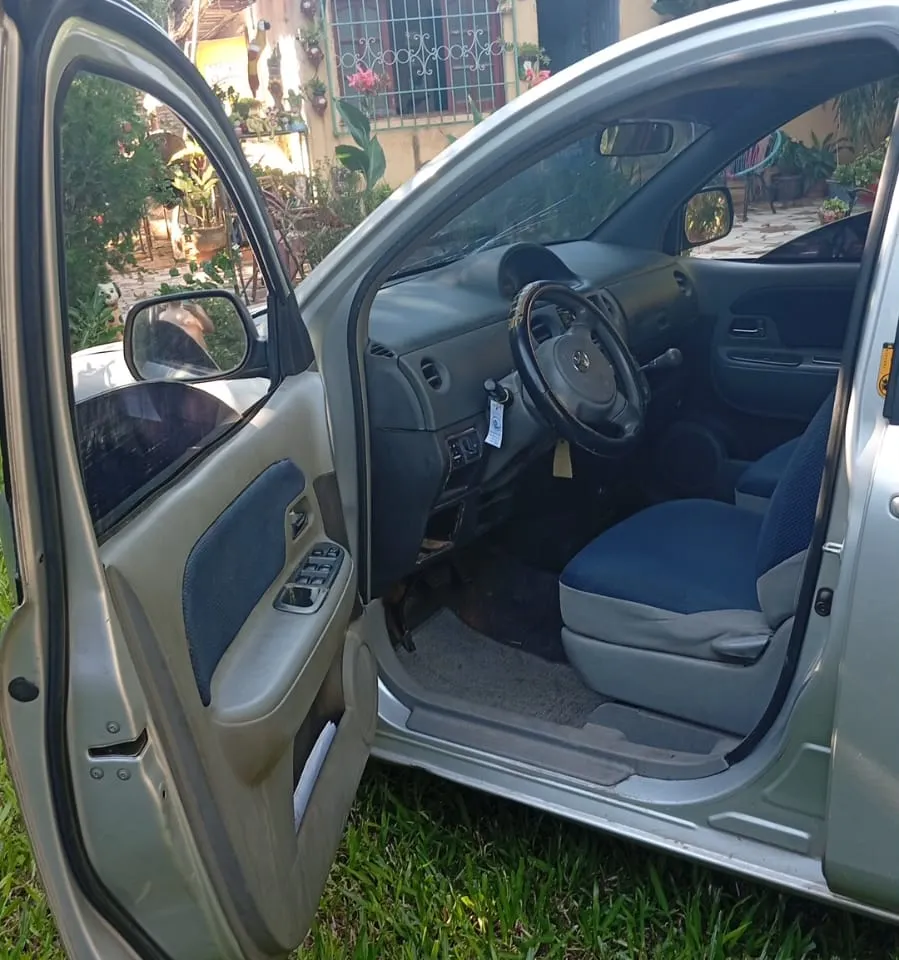 Toyota Sienta 2005