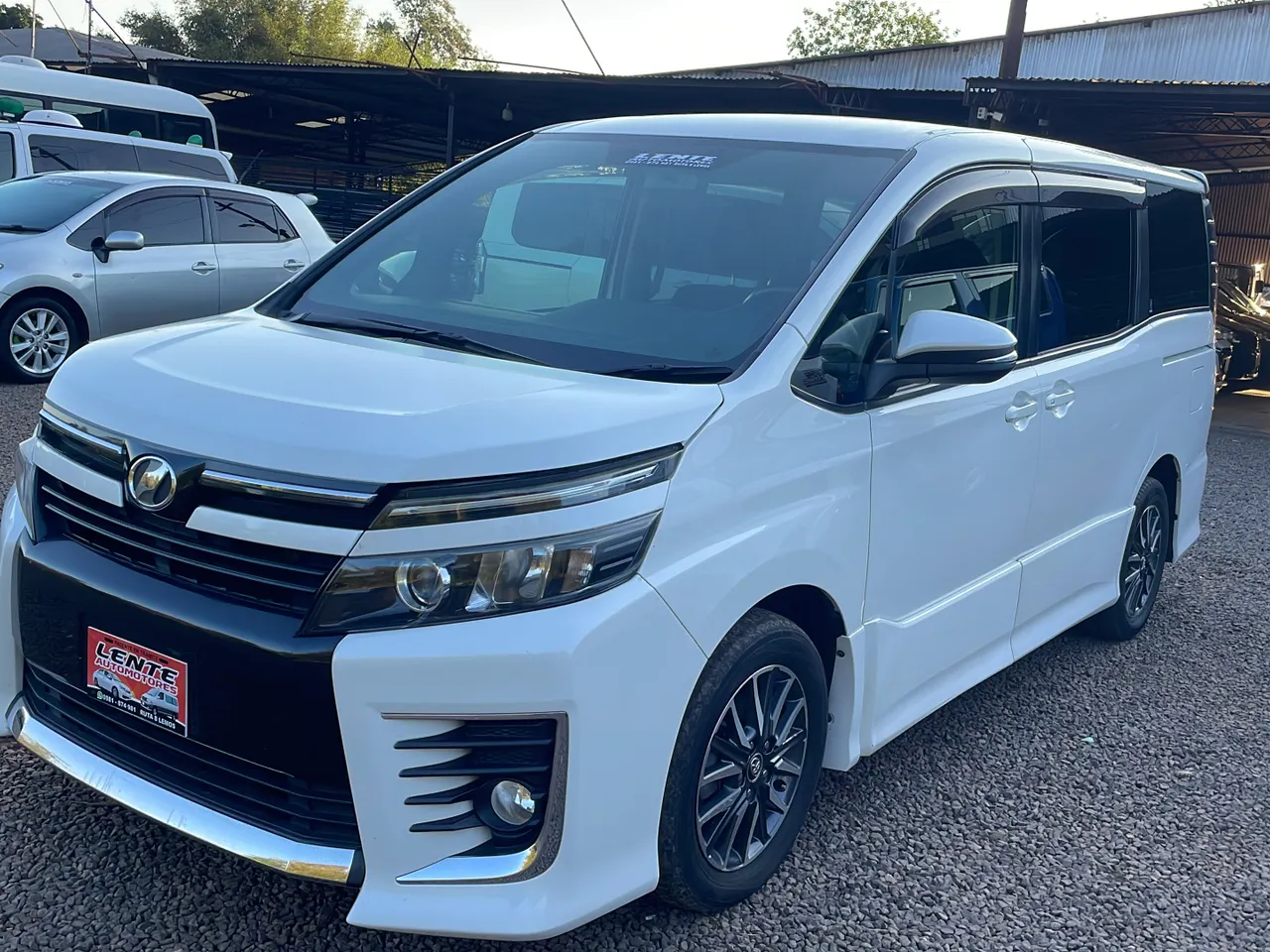 Toyota Voxy 2014 3