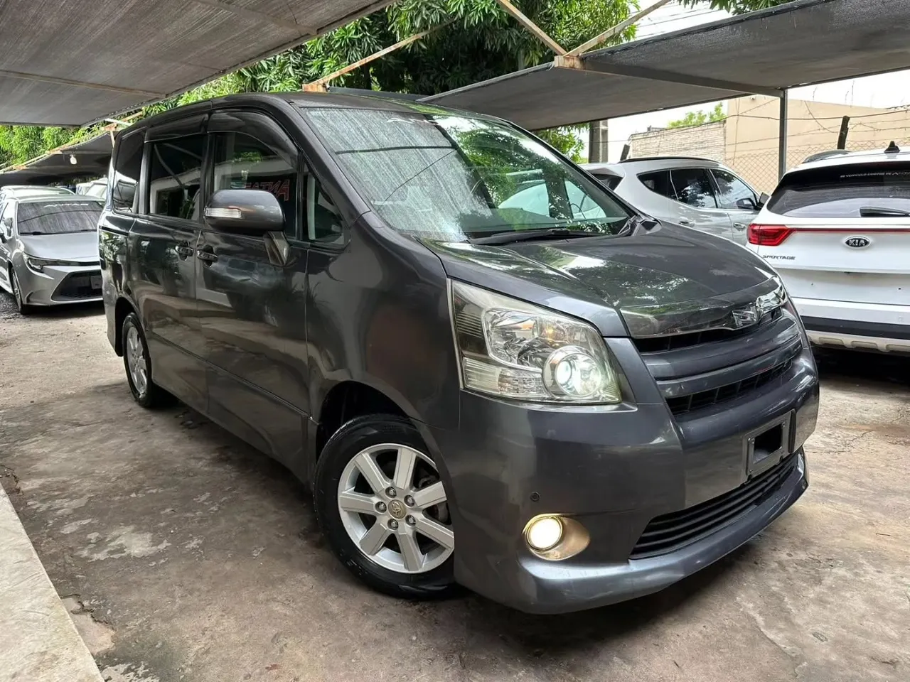 Toyota Noah 2007
