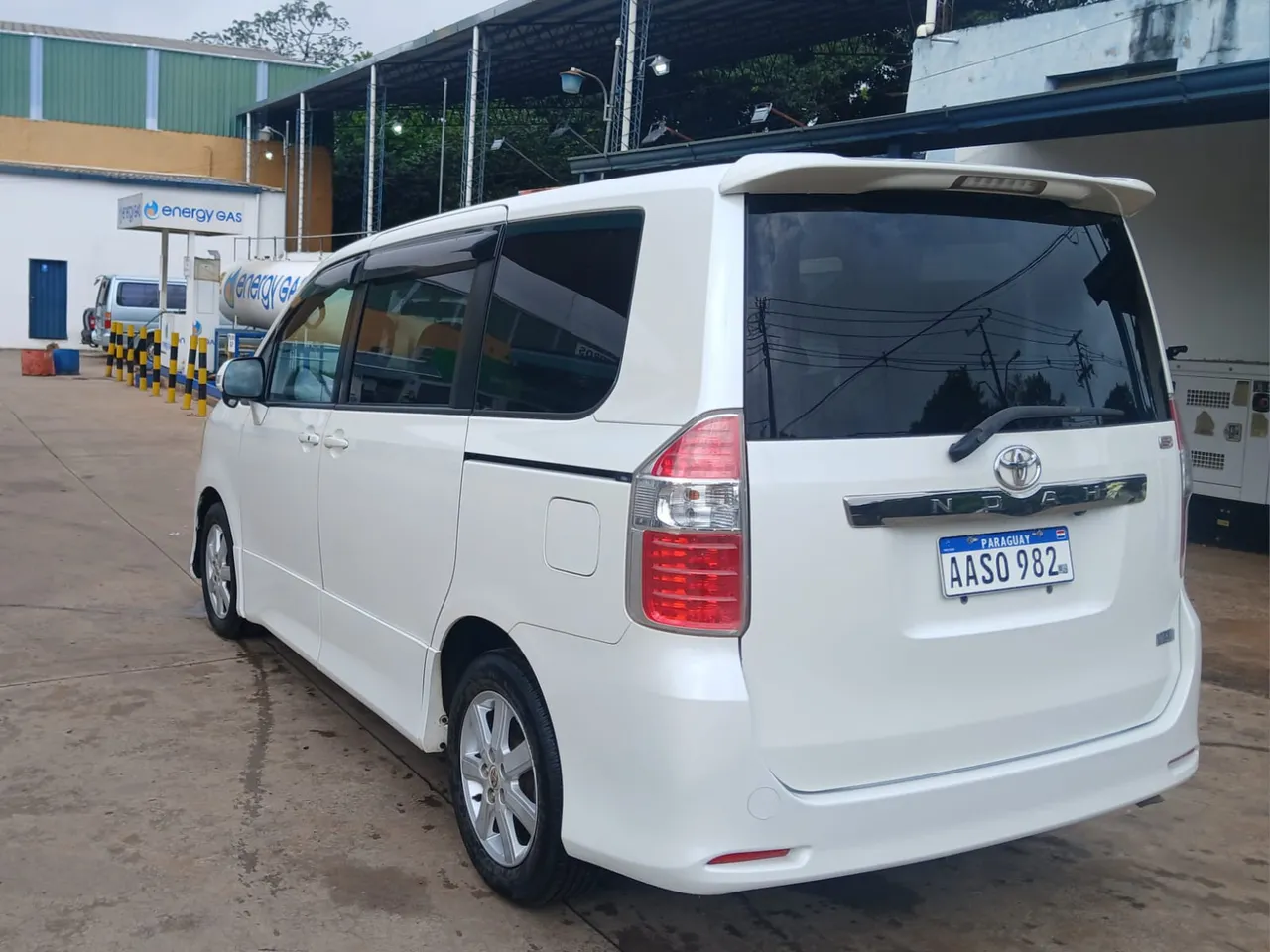 Toyota Noah 2008 1