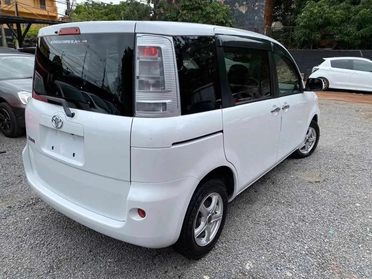 Toyota Sienta 2013