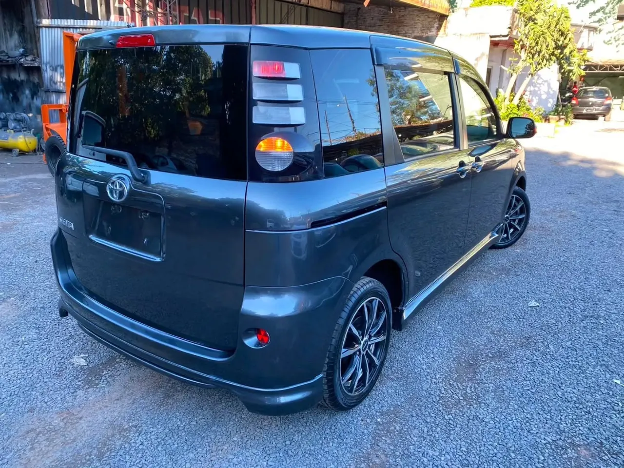 Toyota Sienta 2010