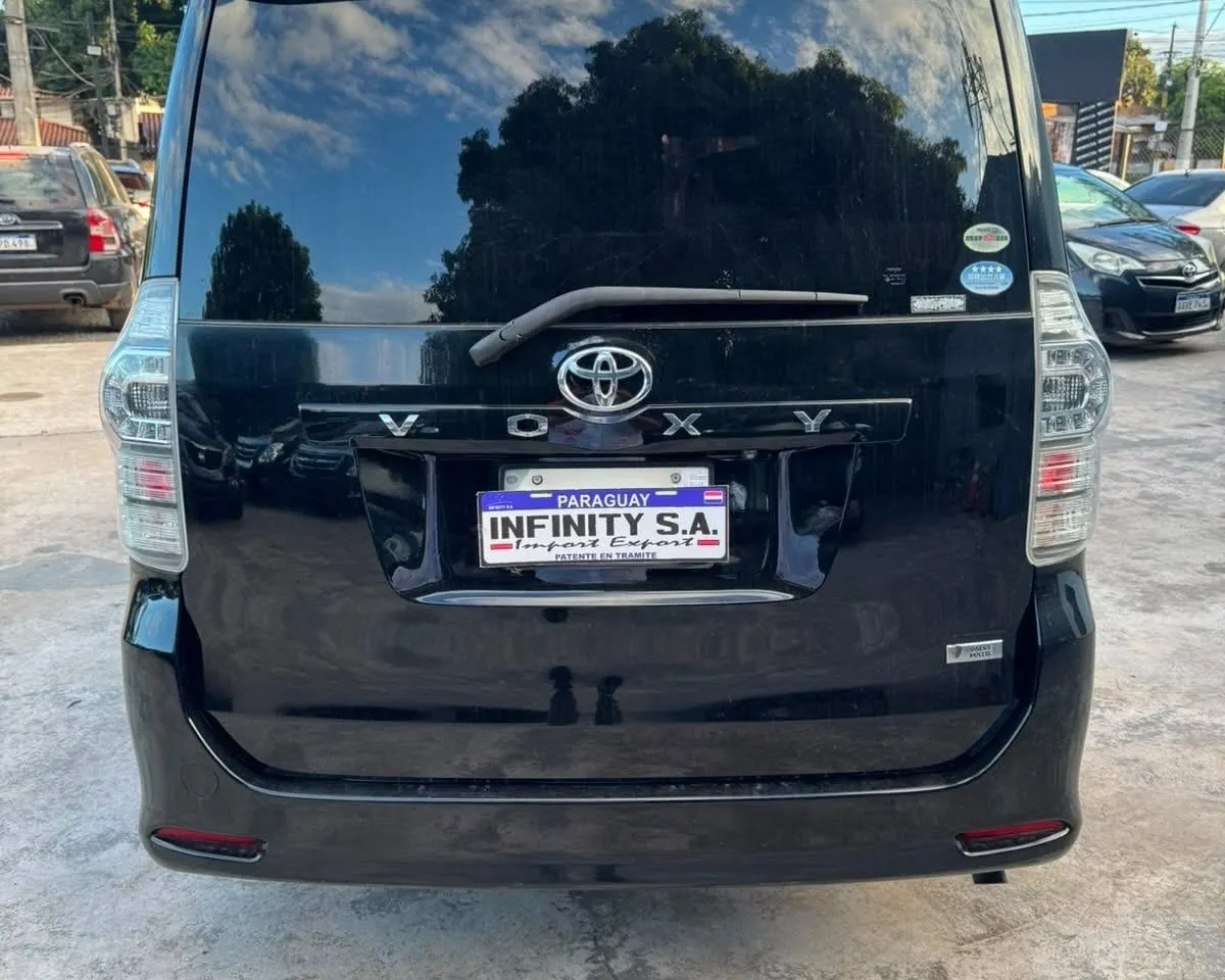 Toyota Voxy 2010