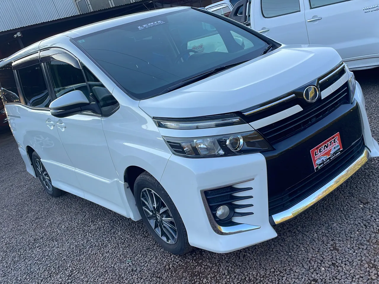 Toyota Voxy 2014 3
