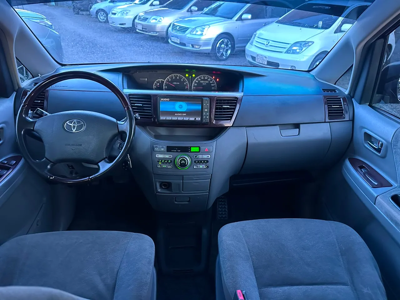 Toyota Noah 2005