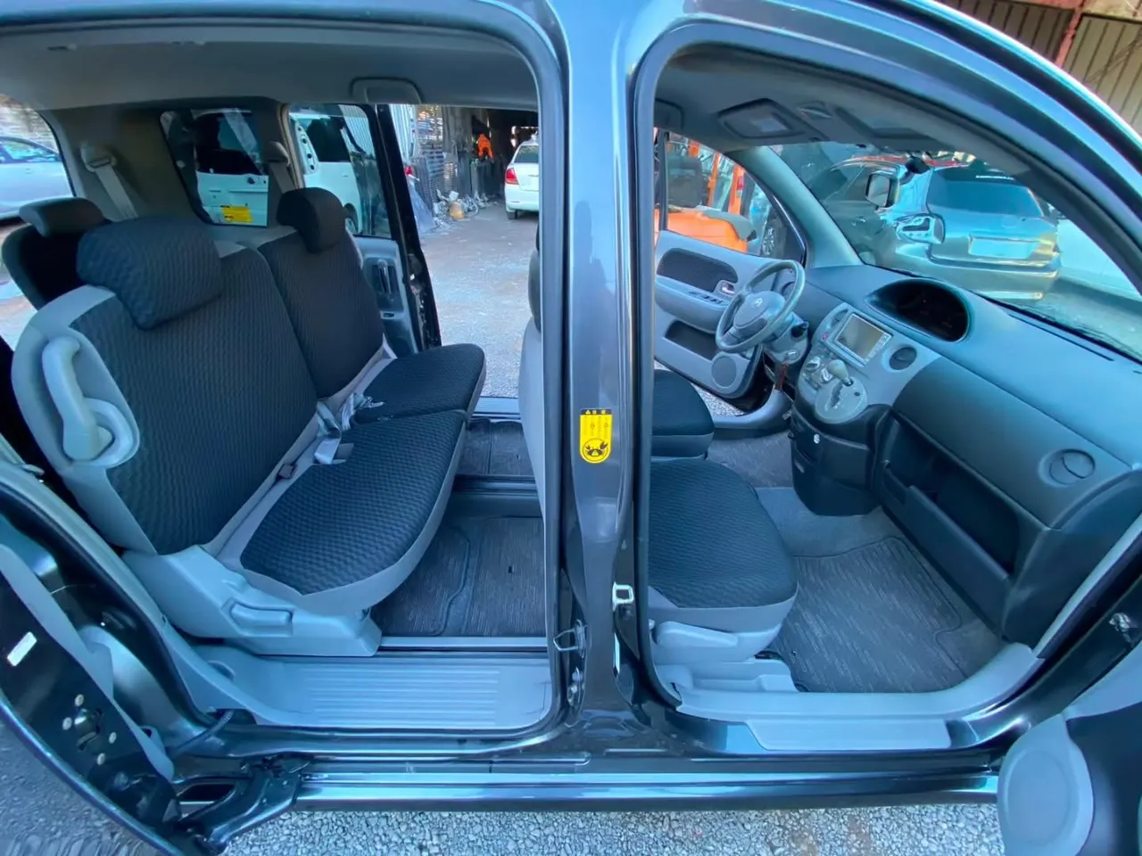Toyota Sienta 2010