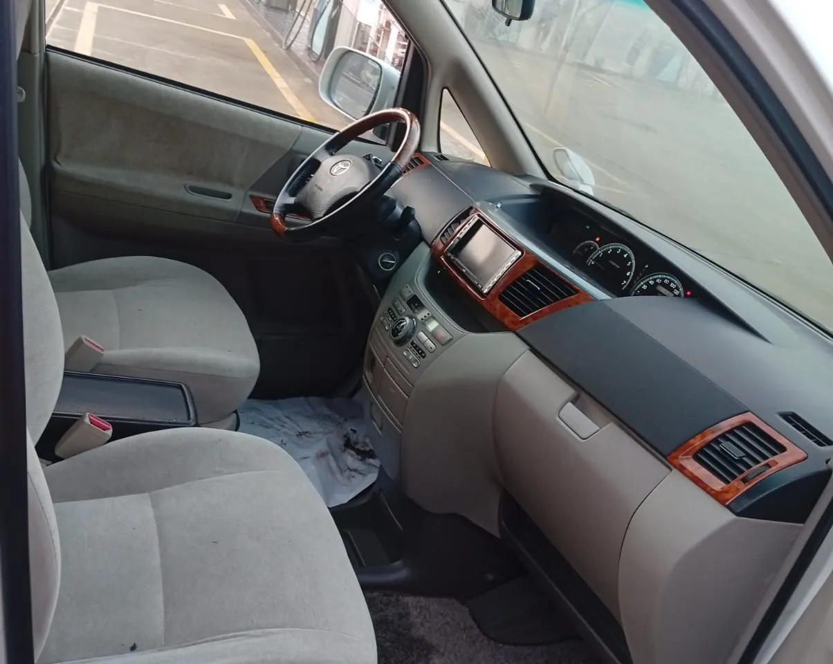 Toyota Noah 2006