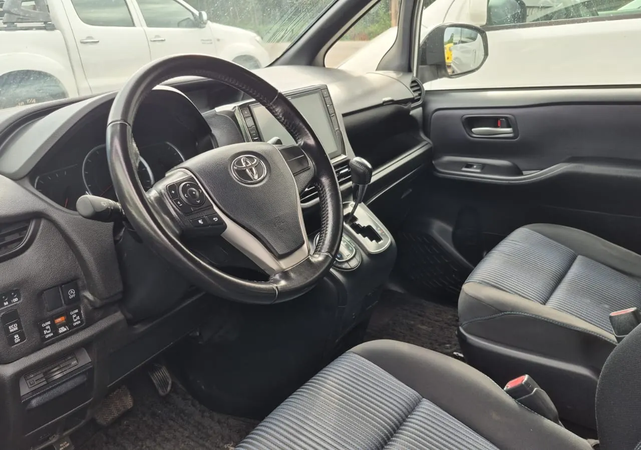 Toyota Voxy 2014 5