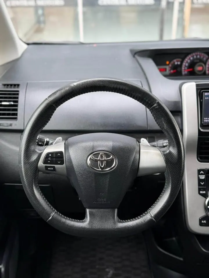 Toyota Noah 2012