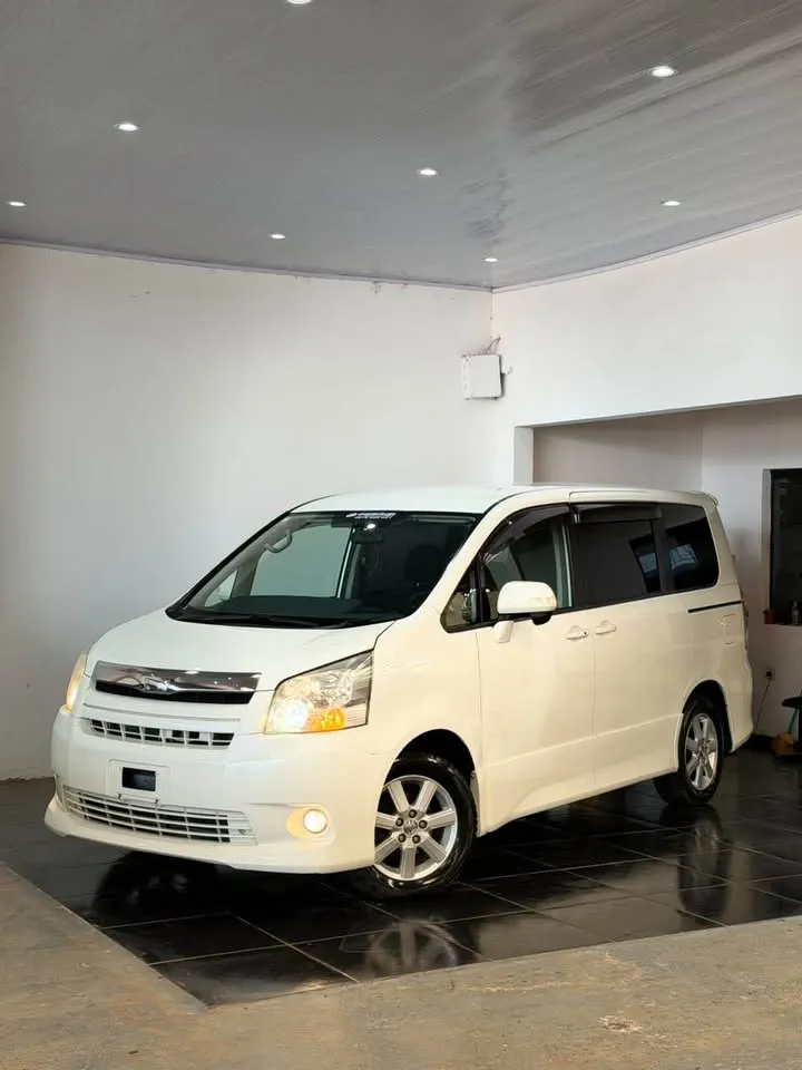 Toyota Noah 2008