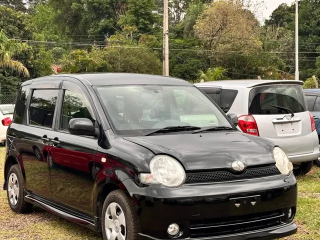 Toyota Sienta 2004