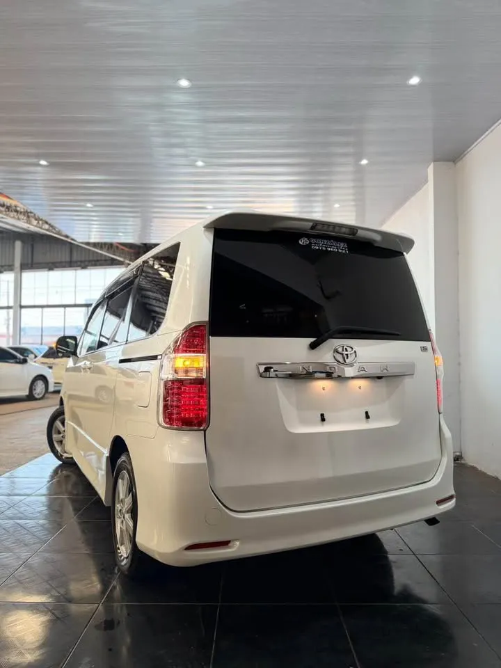 Toyota Noah 2008