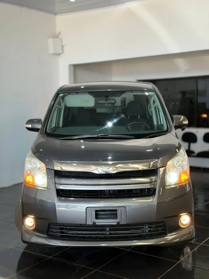 Toyota Noah 2009