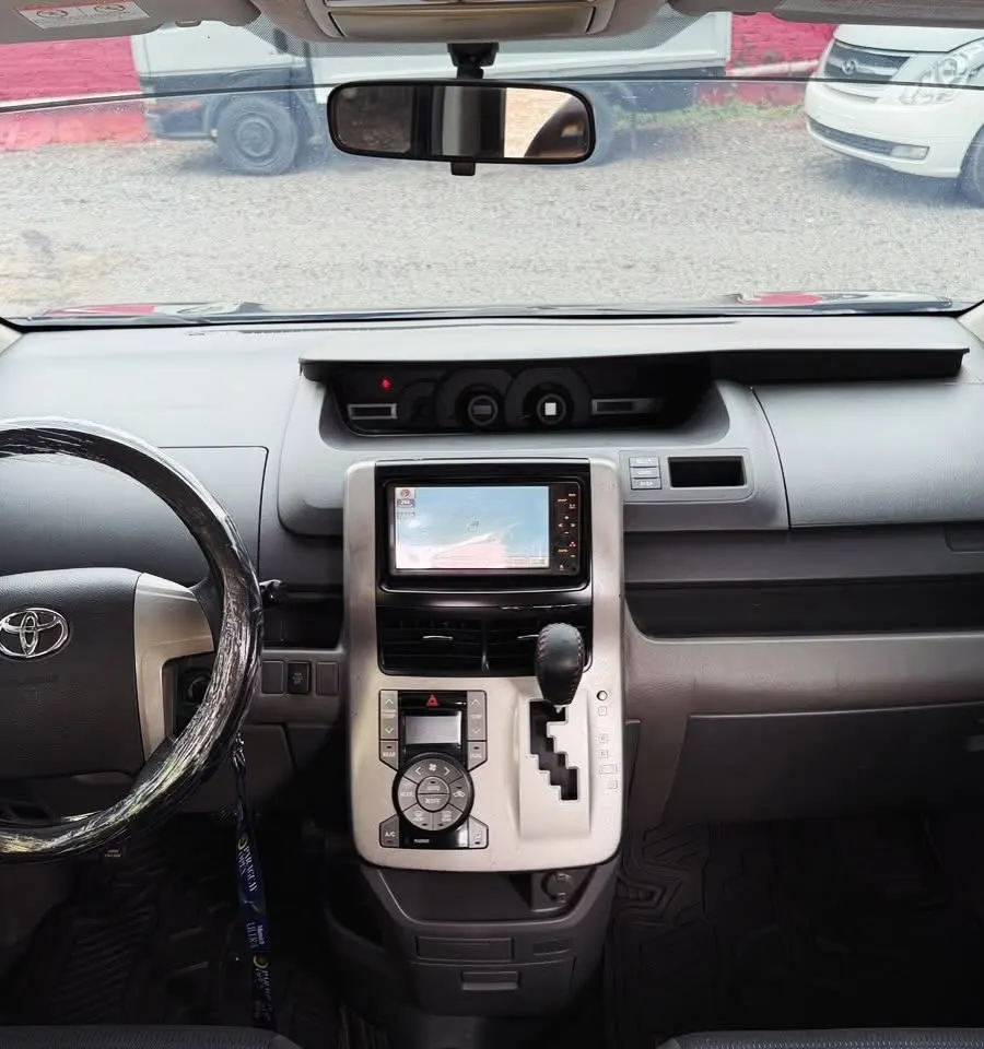 Toyota Voxy 2008