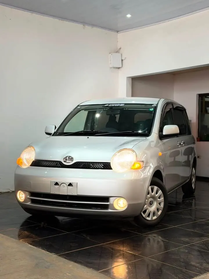 Toyota Sienta 2006