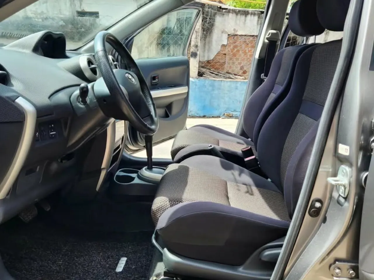 Toyota ist 2002